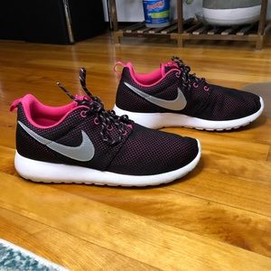 Nike Roshe One GS 'Black Wild Pink'